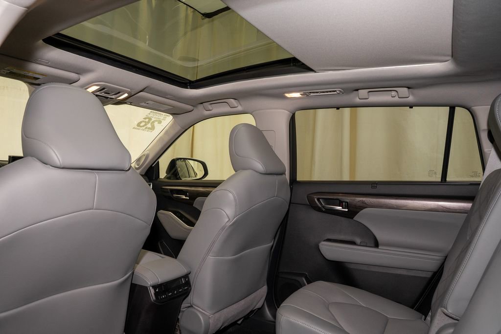 Used 2026 Toyota Highlander Platinum image 11