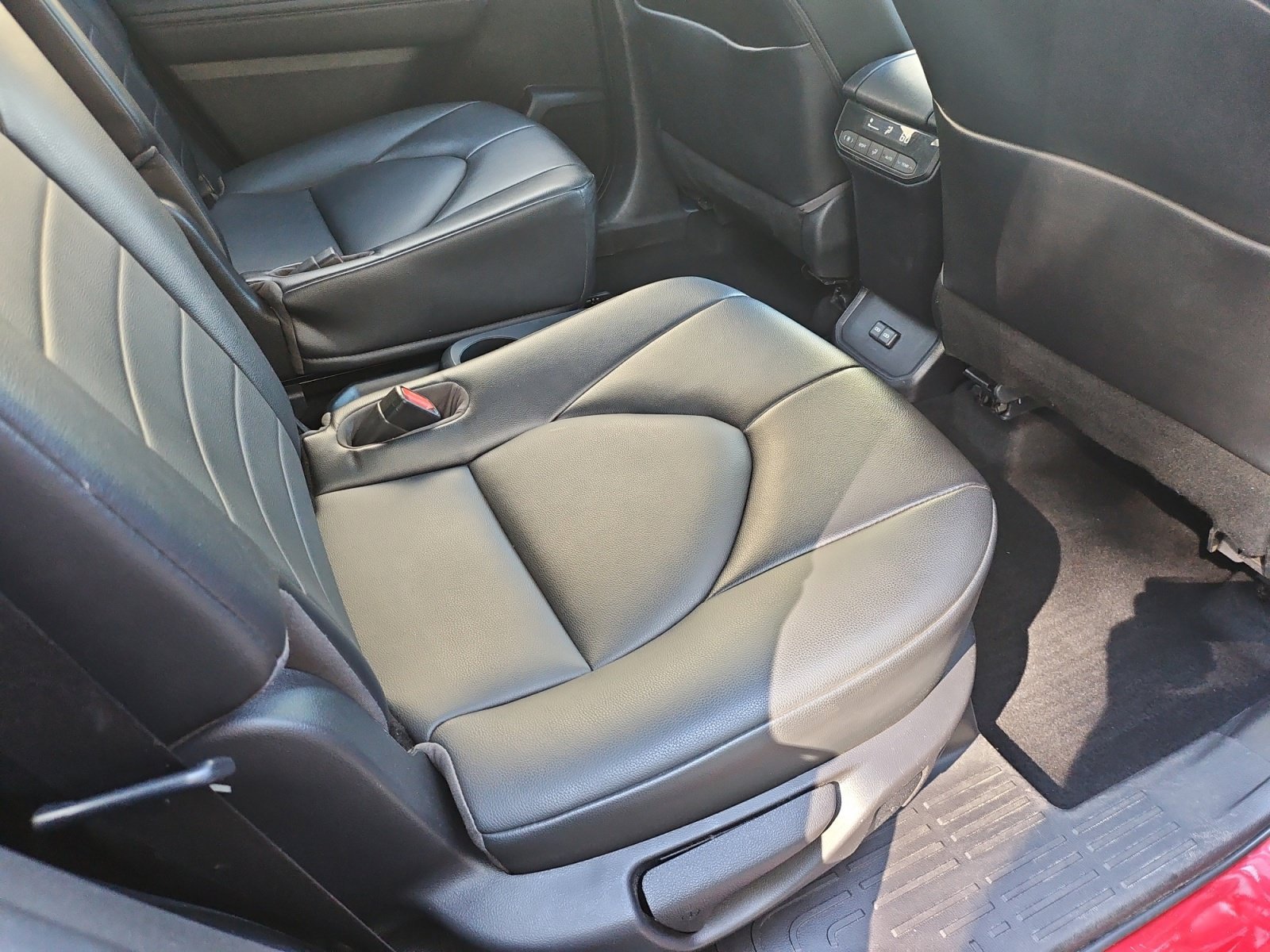 Used 2022 Toyota Highlander XLE FWD image 29