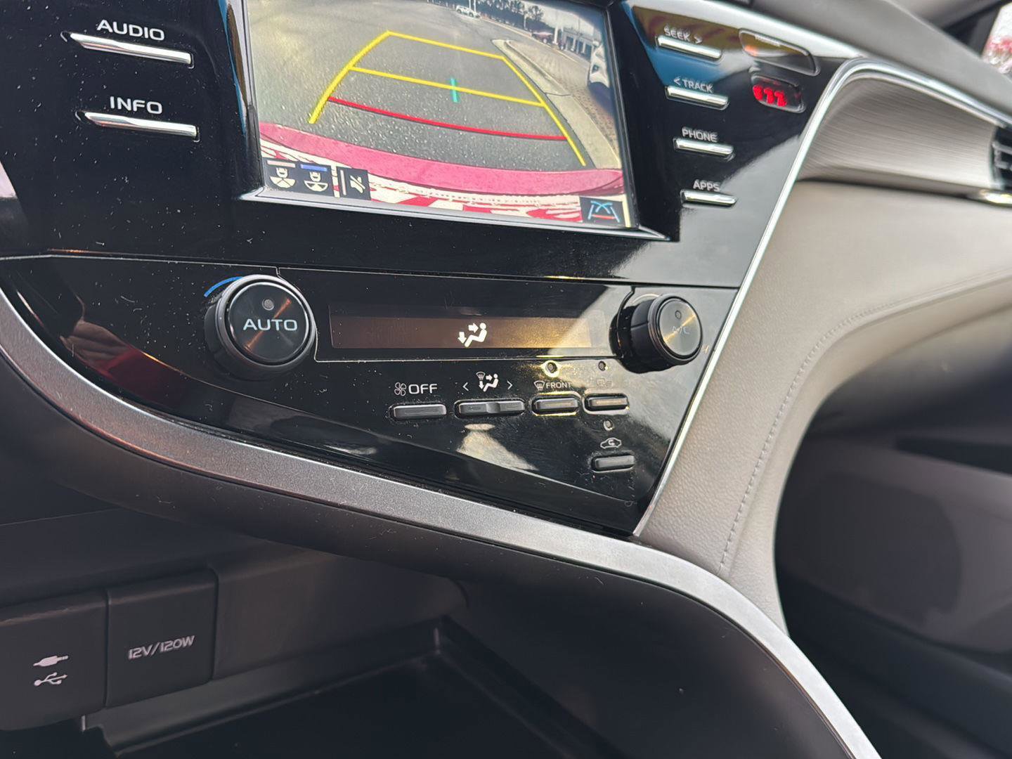 Used 2018 Toyota Camry SE w/ Convenience Package image 23