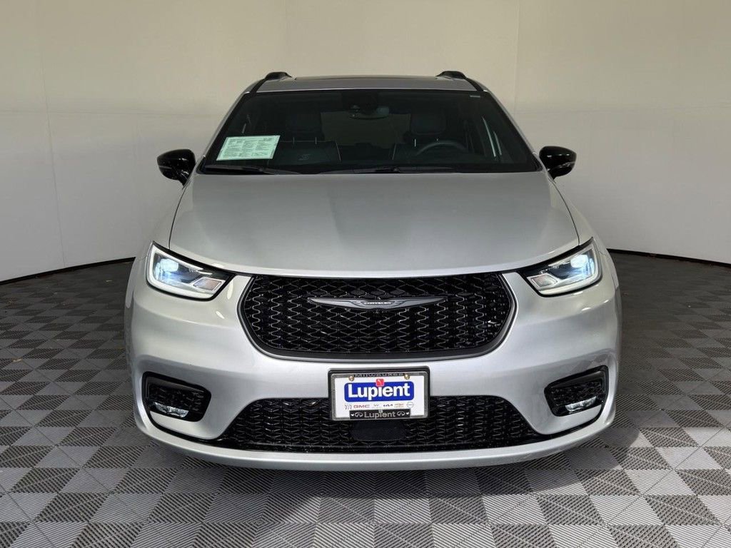 Used 2024 Chrysler Pacifica Limited w/ S Appearance Package image 10