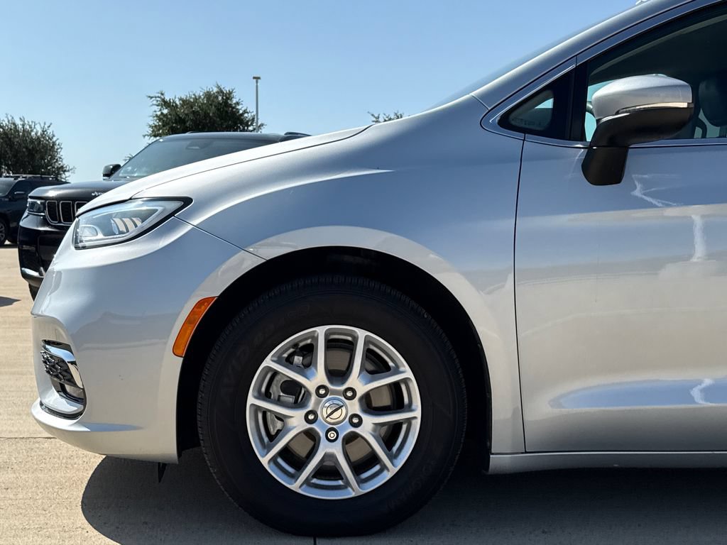 Used 2023 Chrysler Pacifica Touring-L FWD image 5