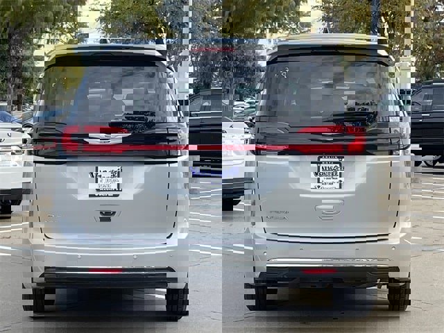 Used 2024 Chrysler Pacifica Touring-L image 5