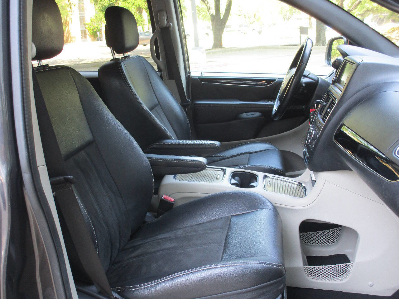 Used 2019 Dodge Grand Caravan SXT image 9