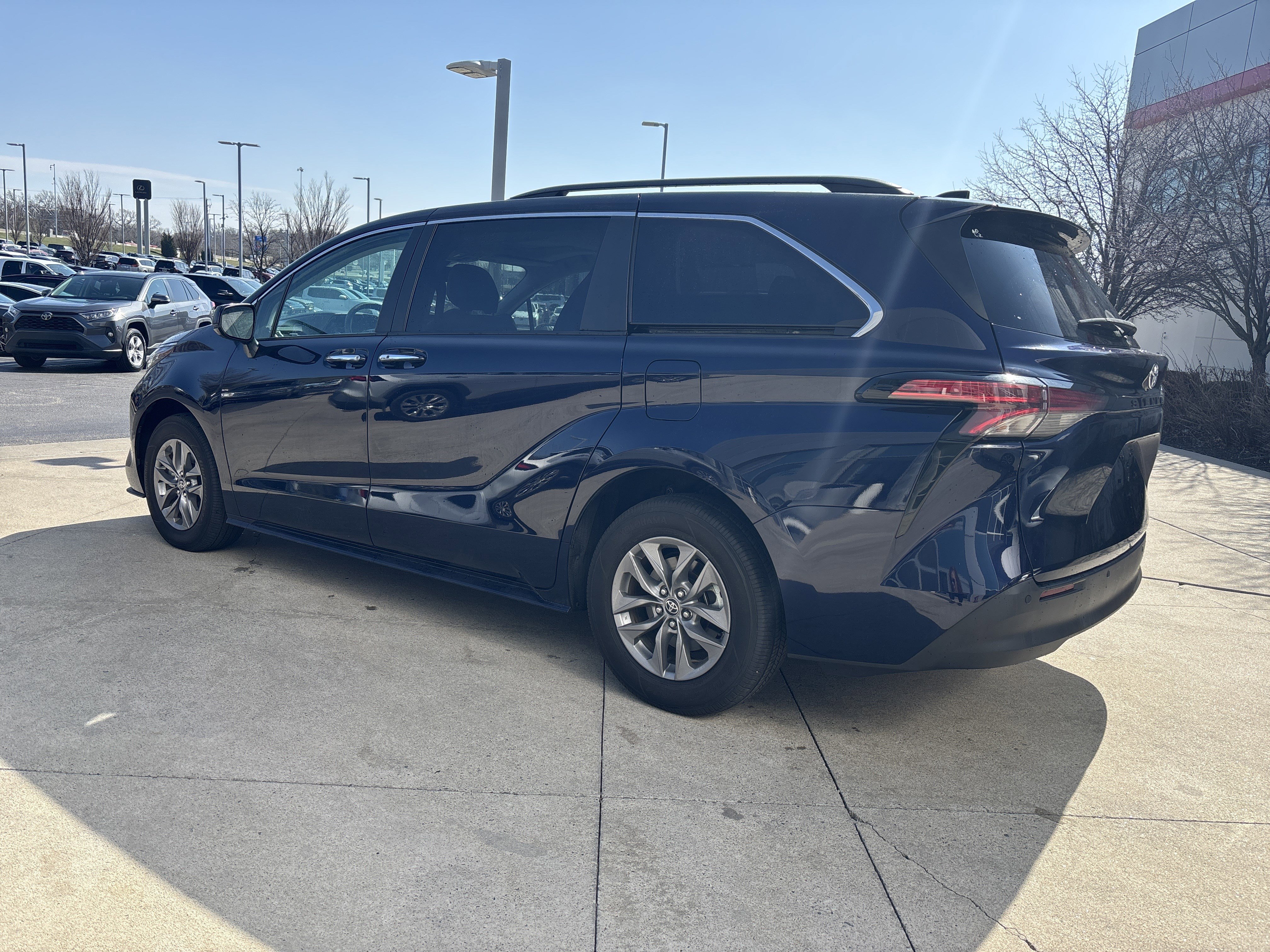 Used 2022 Toyota Sienna XLE FWD image 7