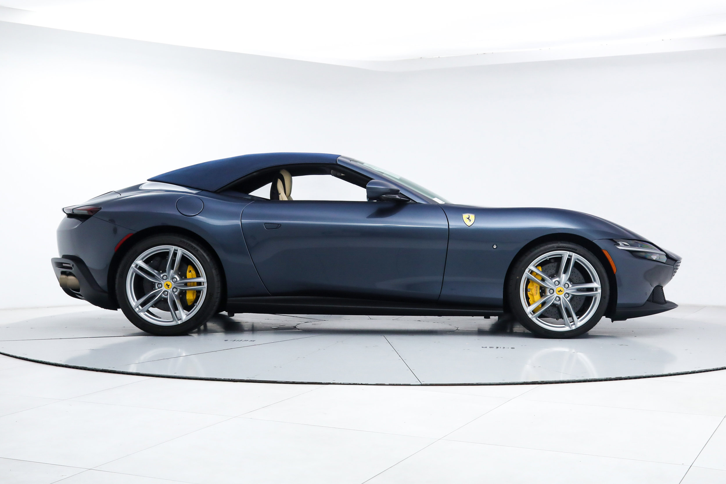 Certified 2025 Ferrari Roma Spider RWD image 10