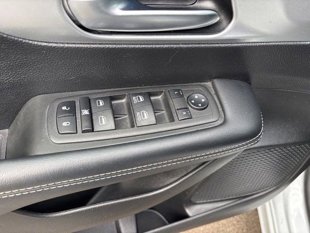Used 2023 Chrysler Pacifica Touring FWD image 14