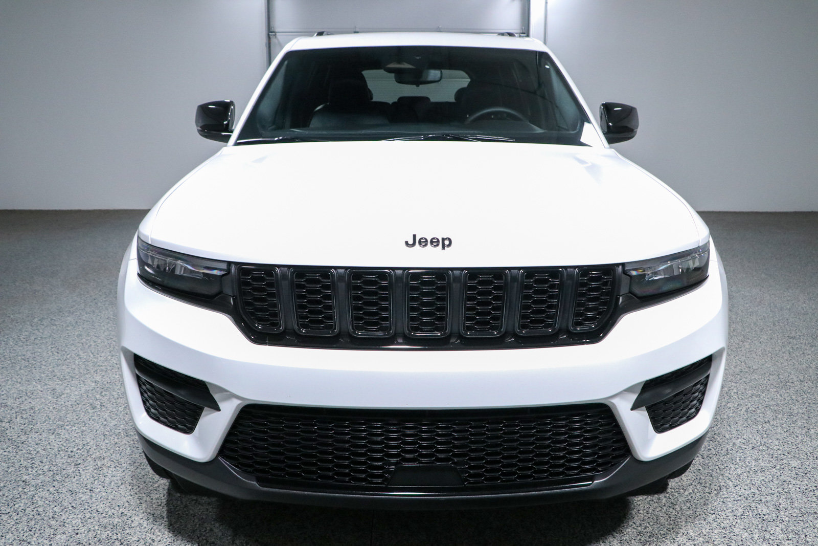 Used 2023 Jeep Grand Cherokee Altitude AWD/4WD image 4