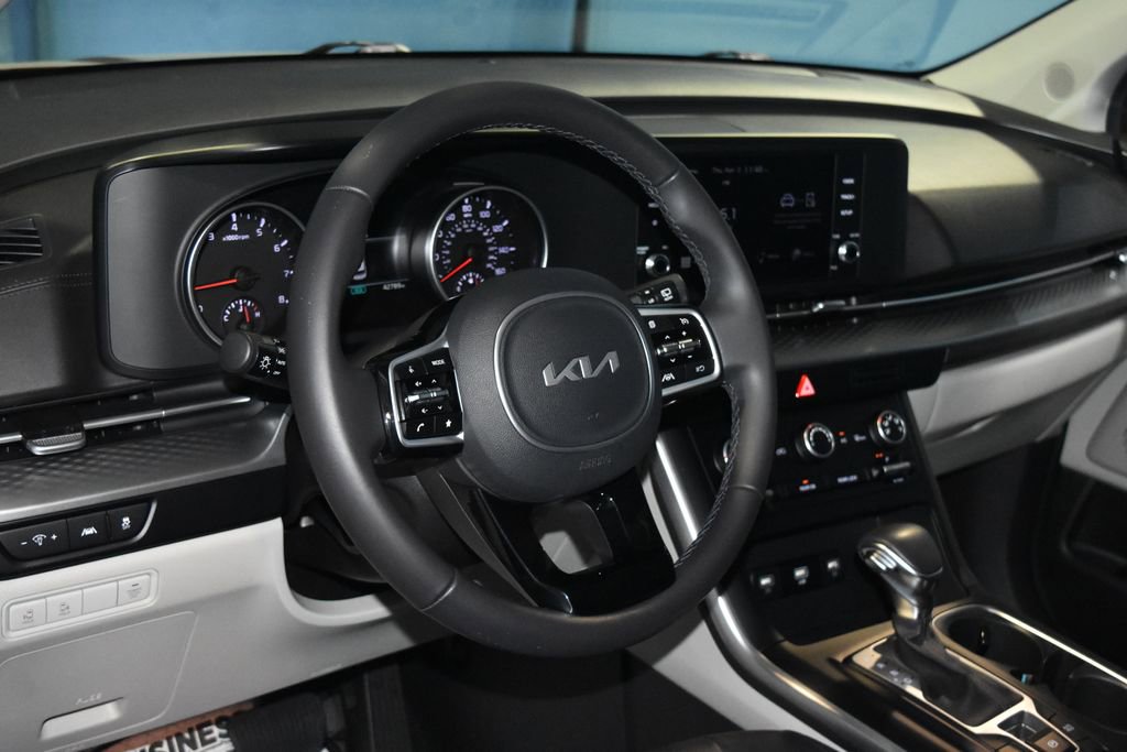 Used 2023 Kia Carnival LX image 2