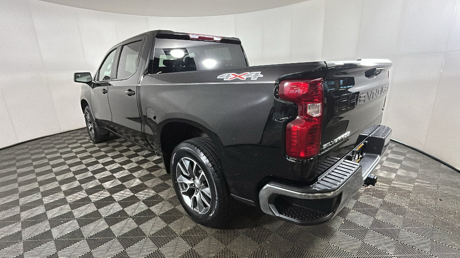 Used 2024 Chevrolet Silverado 1500 LT AWD/4WD image 5