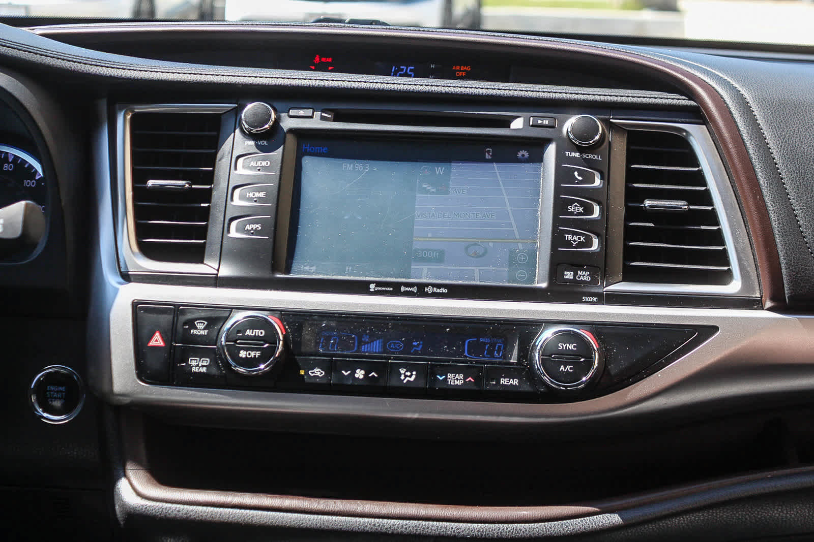 Used 2019 Toyota Highlander XLE FWD image 18