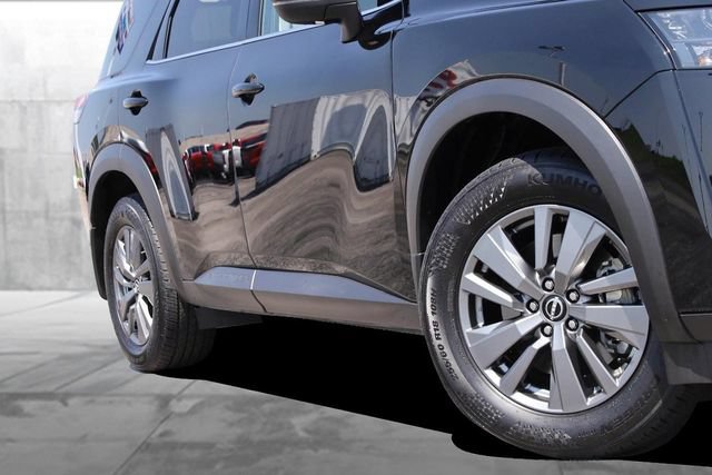 Certified 2025 Nissan Pathfinder SV w/ SV Premium Package FWD image 3