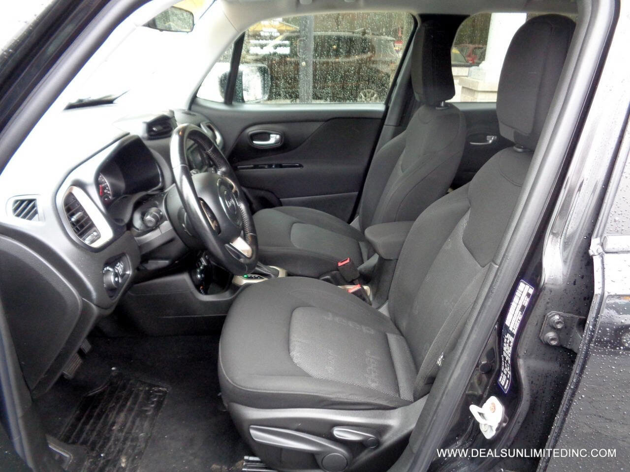 Used 2015 Jeep Renegade Latitude image 10