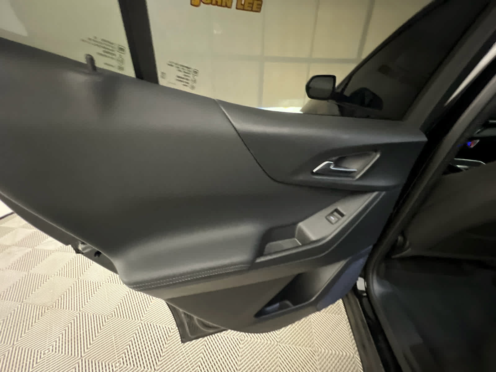 Used 2025 Chevrolet Equinox LT FWD image 23
