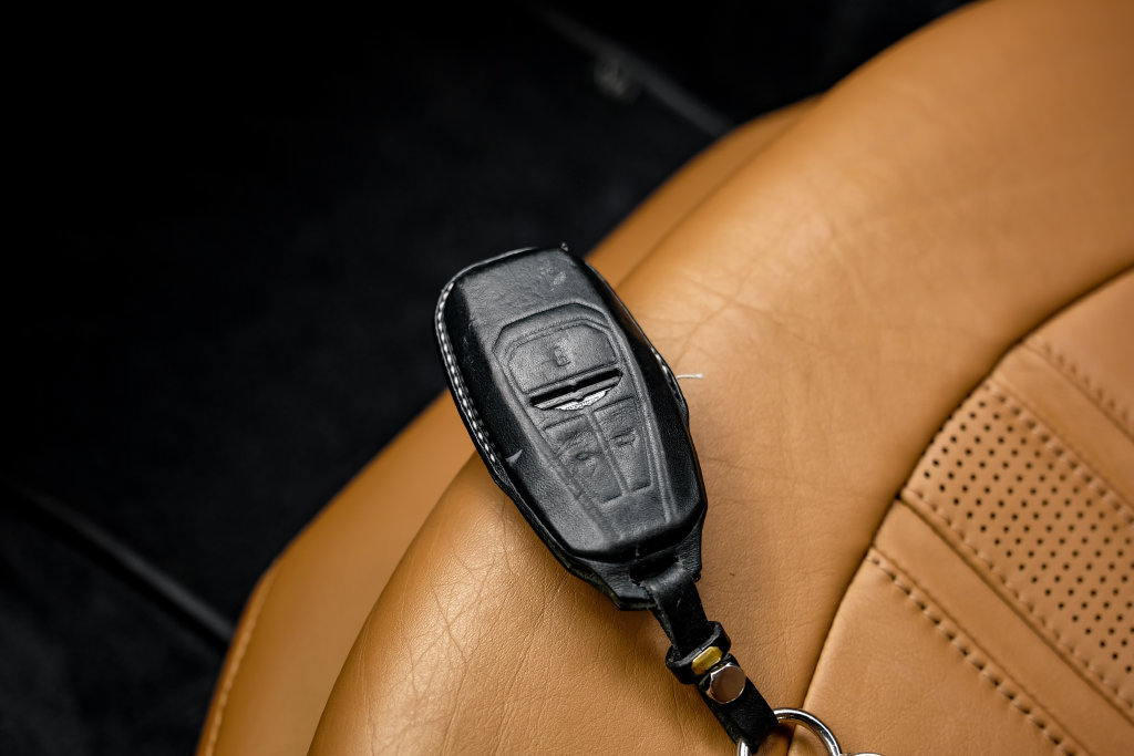Used 2020 Aston Martin V8 Vantage Coupe RWD image 65