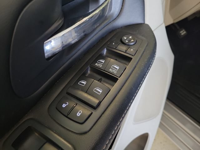 Used 2016 Chrysler Town & Country Touring FWD image 11