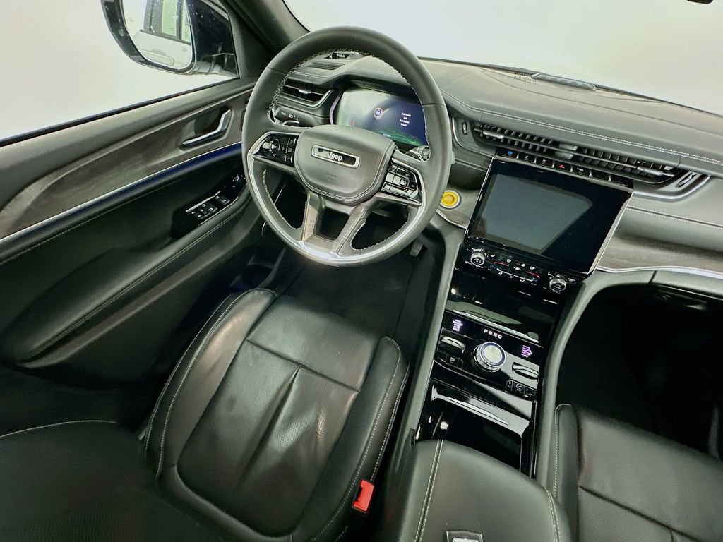 Used 2022 Jeep Grand Cherokee Overland w/ Luxury Tech Group IV AWD/4WD image 9