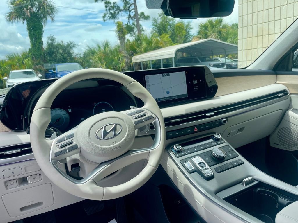 Used 2025 Hyundai Palisade Limited FWD image 13