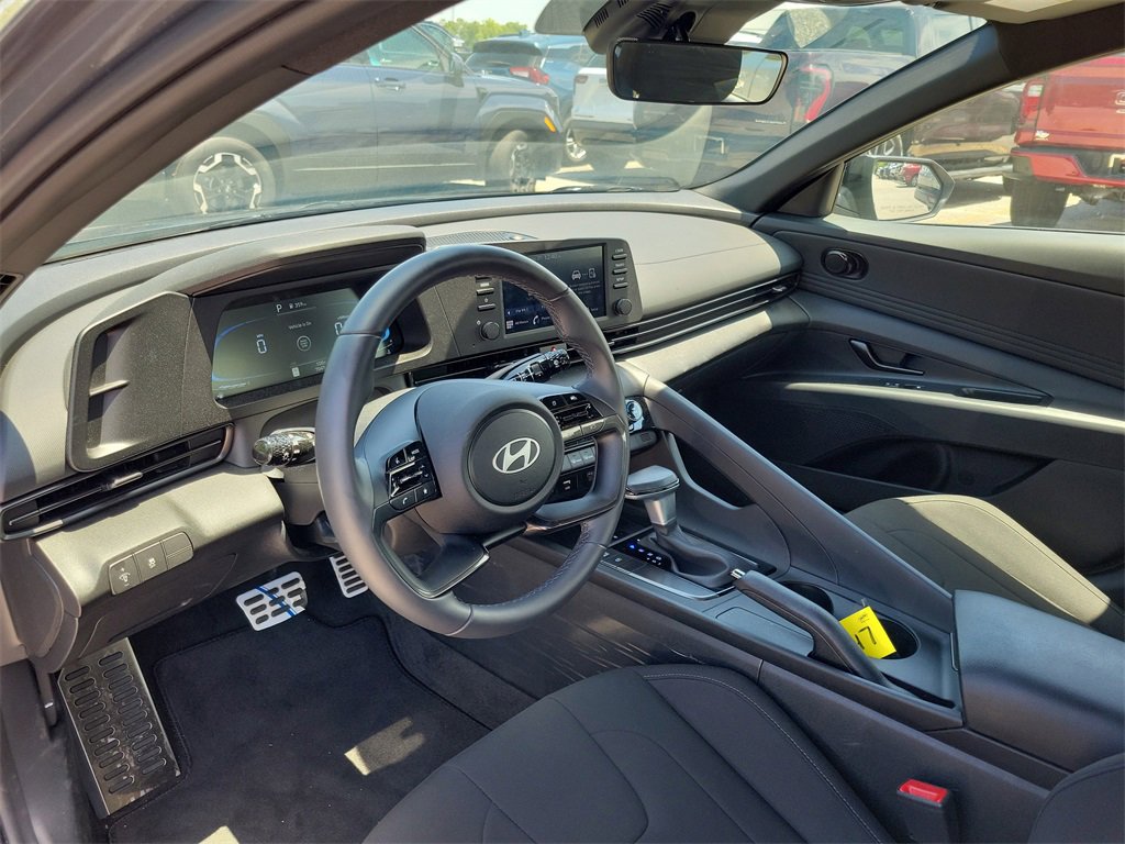 Used 2025 Hyundai Elantra Sport image 8