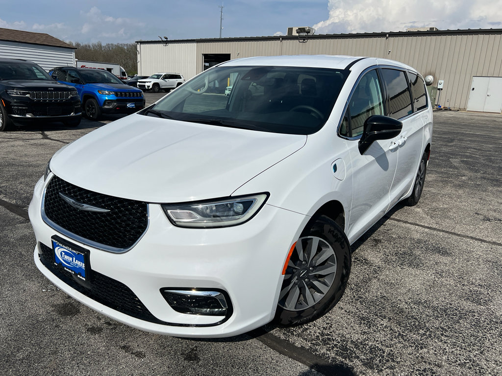 Used 2024 Chrysler Pacifica Select
