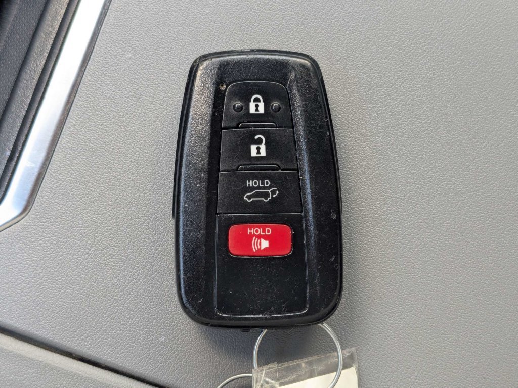 Used 2021 Toyota Highlander XLE AWD/4WD image 47