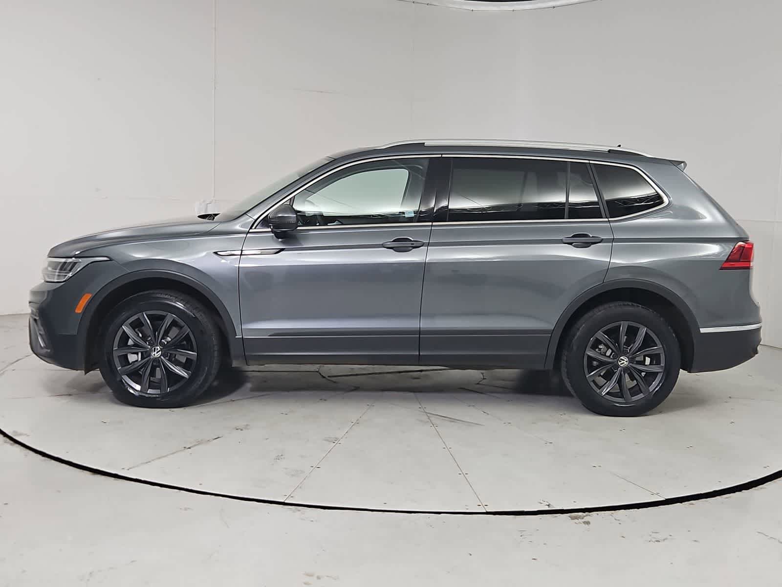Certified 2022 Volkswagen Tiguan SE image 3