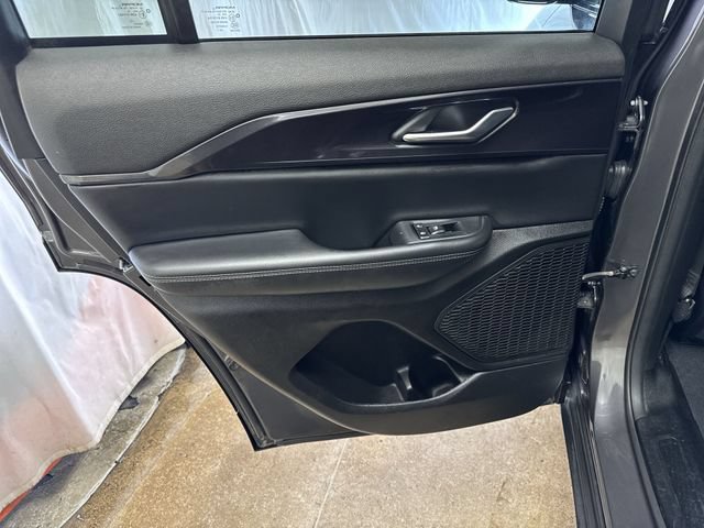 Used 2023 Jeep Grand Cherokee Altitude AWD/4WD image 23