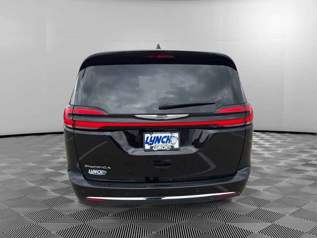 Used 2025 Chrysler Pacifica Select FWD image 4