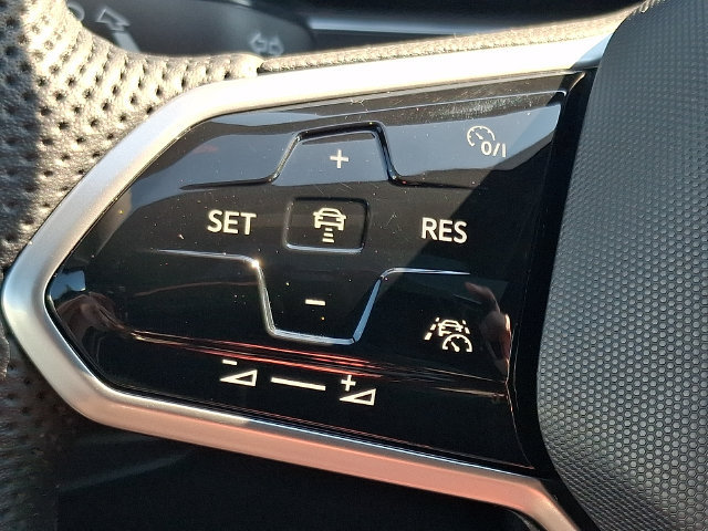 Used 2024 Volkswagen Tiguan SE R-Line AWD/4WD image 21