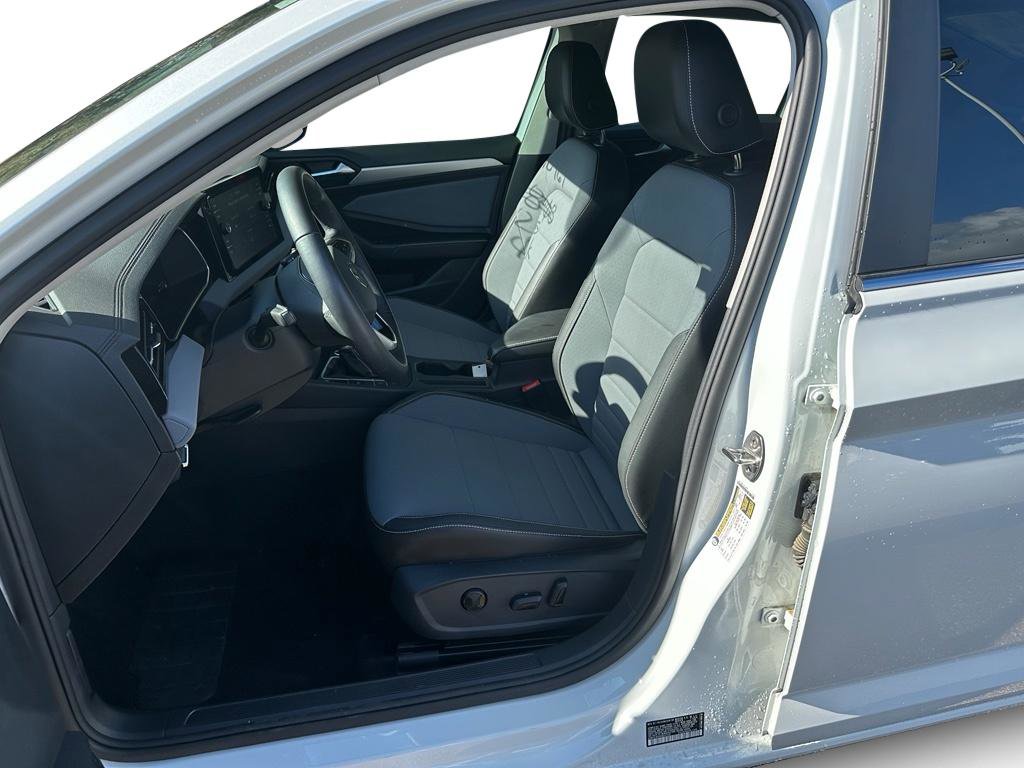 Used 2025 Volkswagen Jetta SE w/ Black Wheel Package image 6
