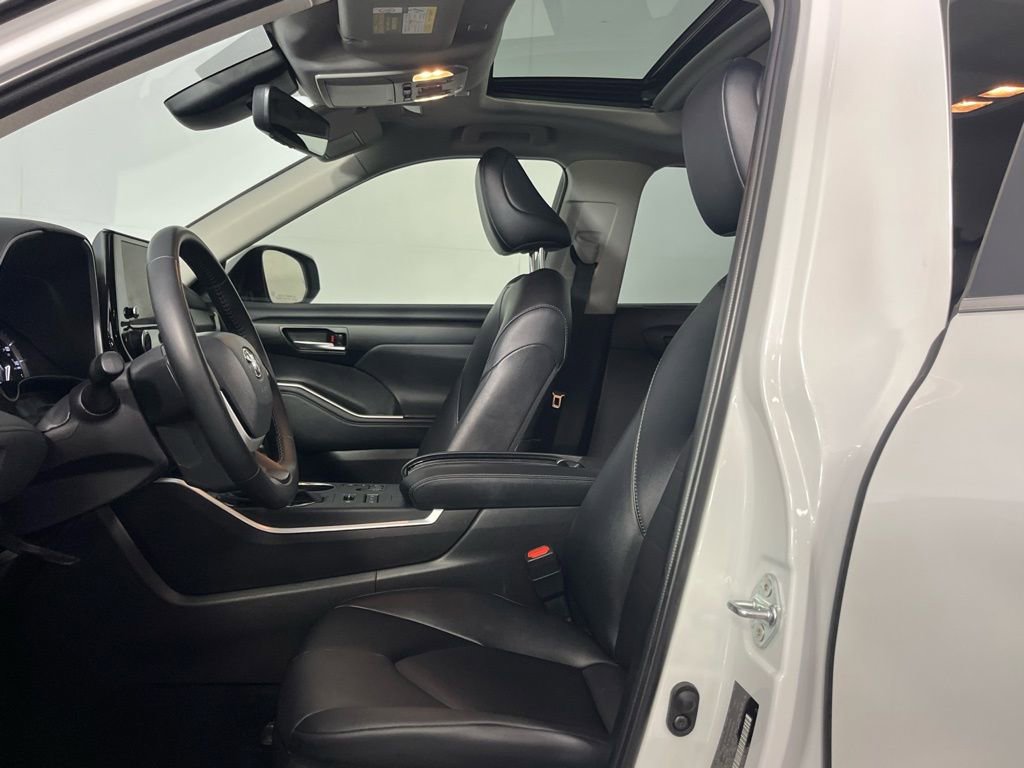 Used 2025 Toyota Highlander XLE image 20