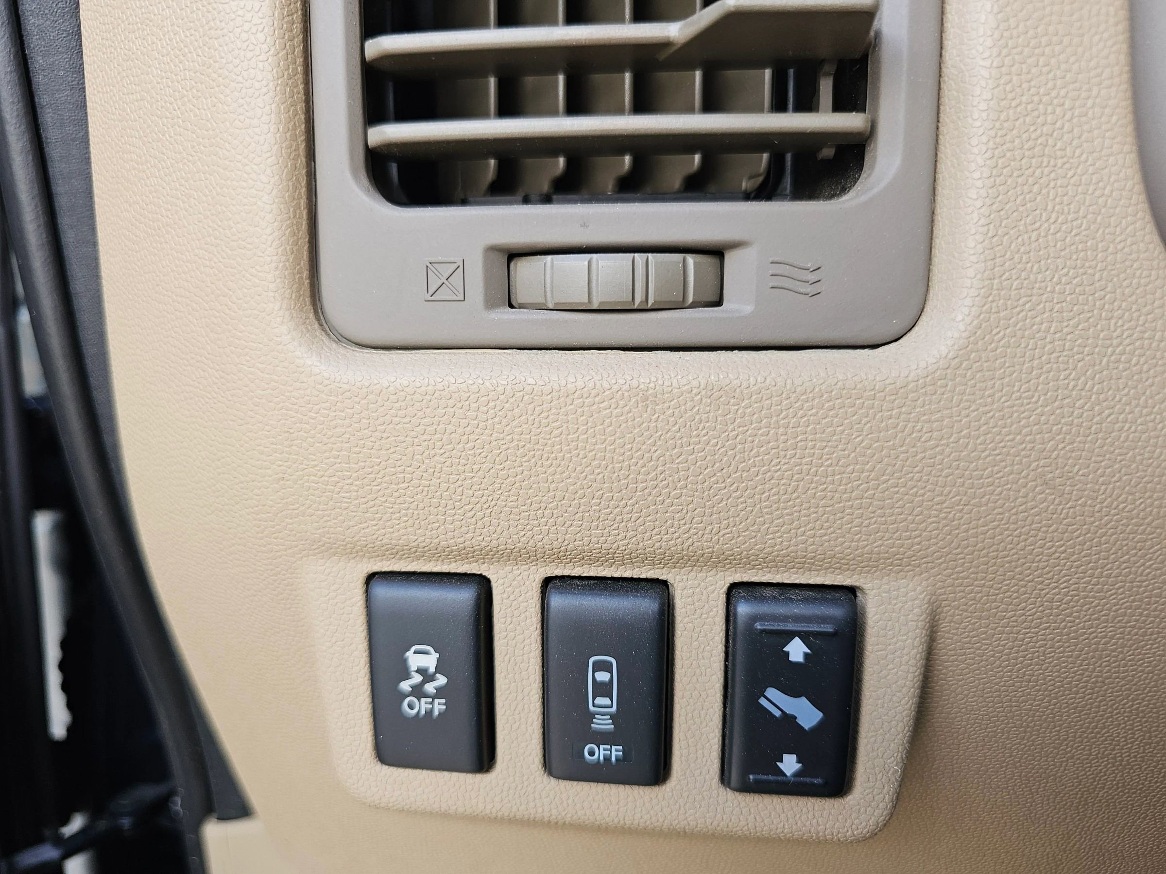 Used 2015 Nissan Titan SL w/ SL Moonroof Package image 14