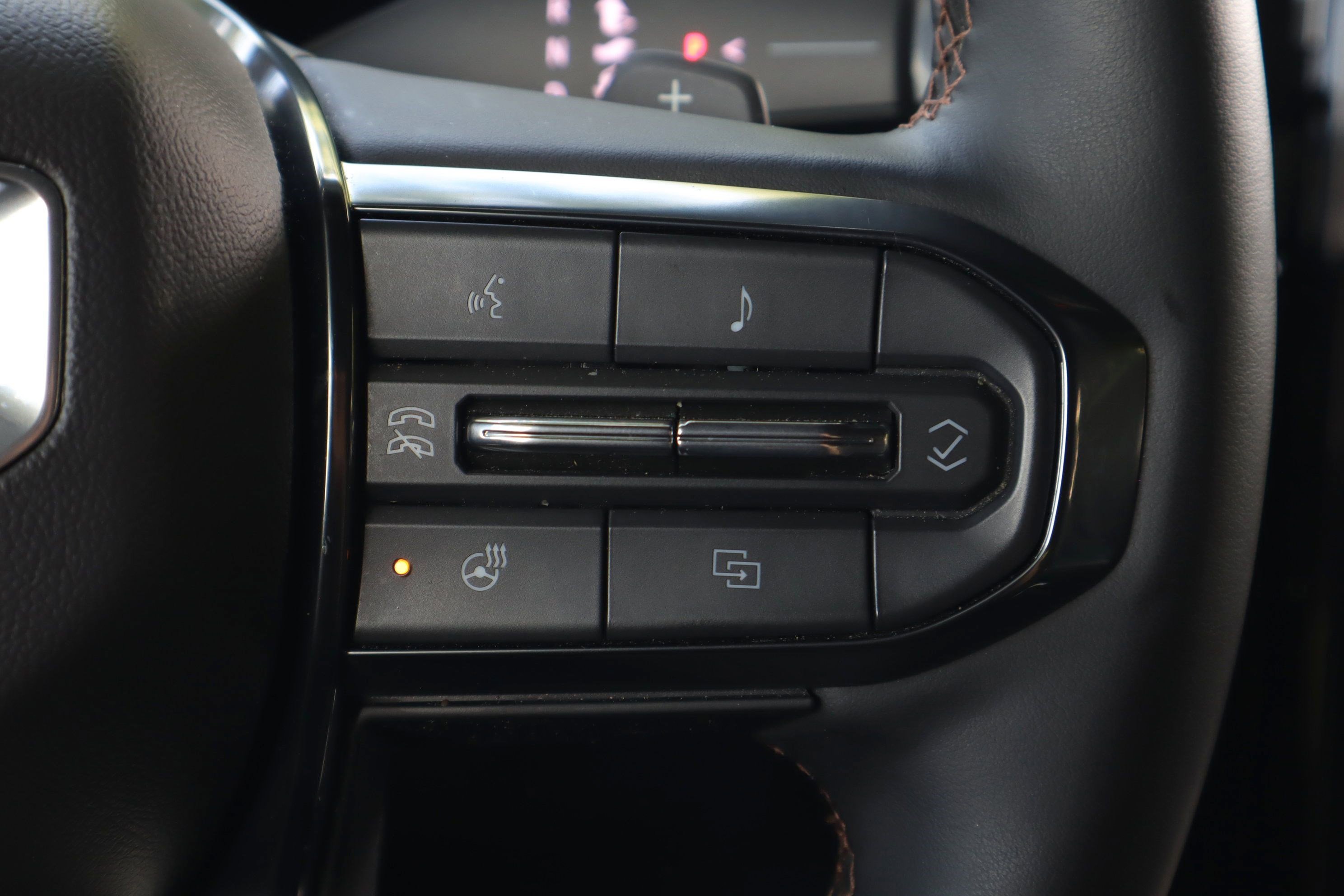 Used 2025 GMC Yukon AT4 w/ AT4 Premium Plus Package AWD/4WD image 28