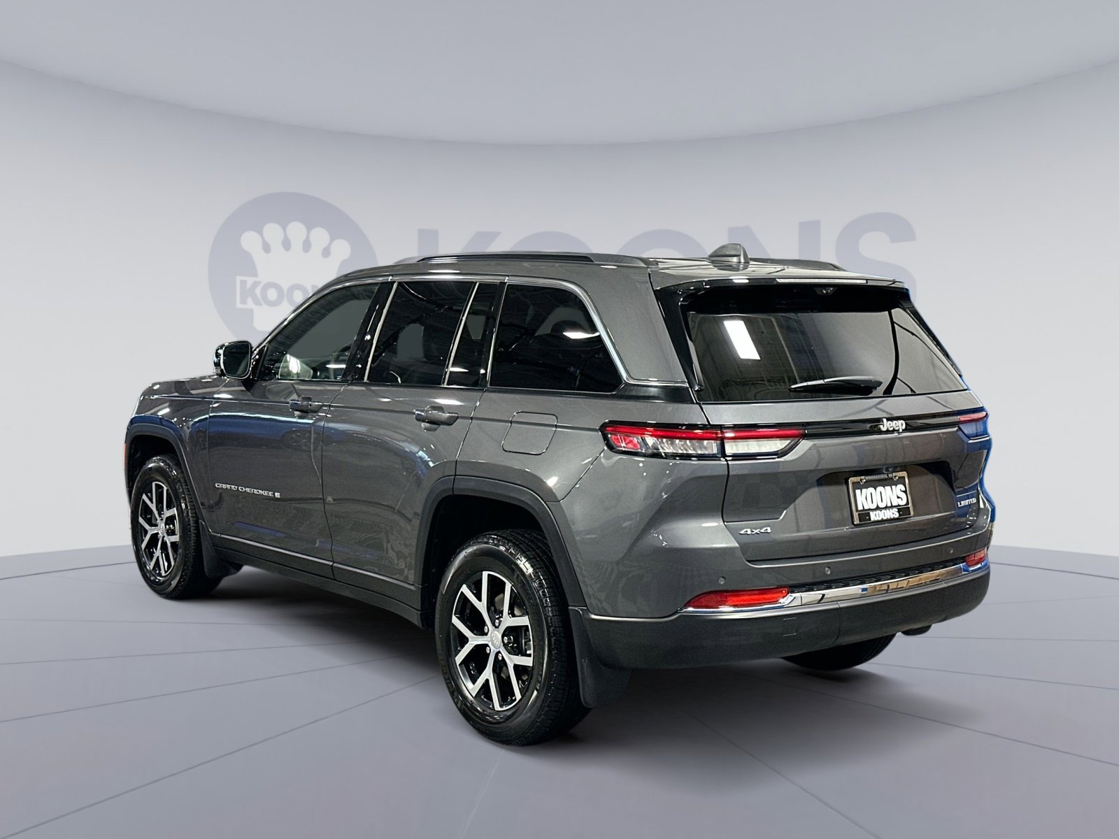 Used 2025 Jeep Grand Cherokee Limited w/ Luxury Tech Group II image 4