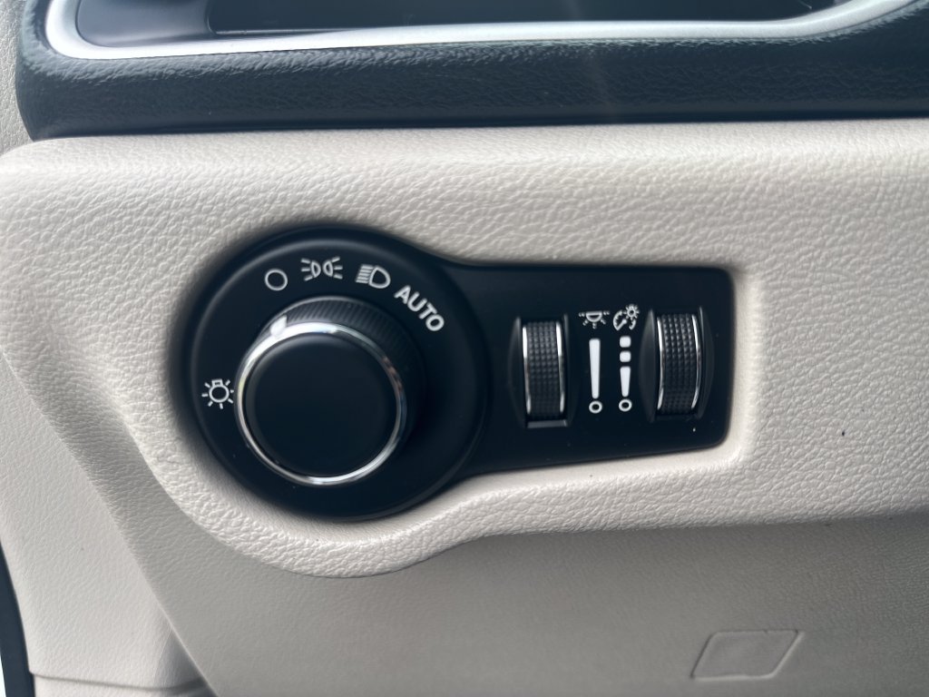 Used 2020 Chrysler Voyager Lxi FWD image 41