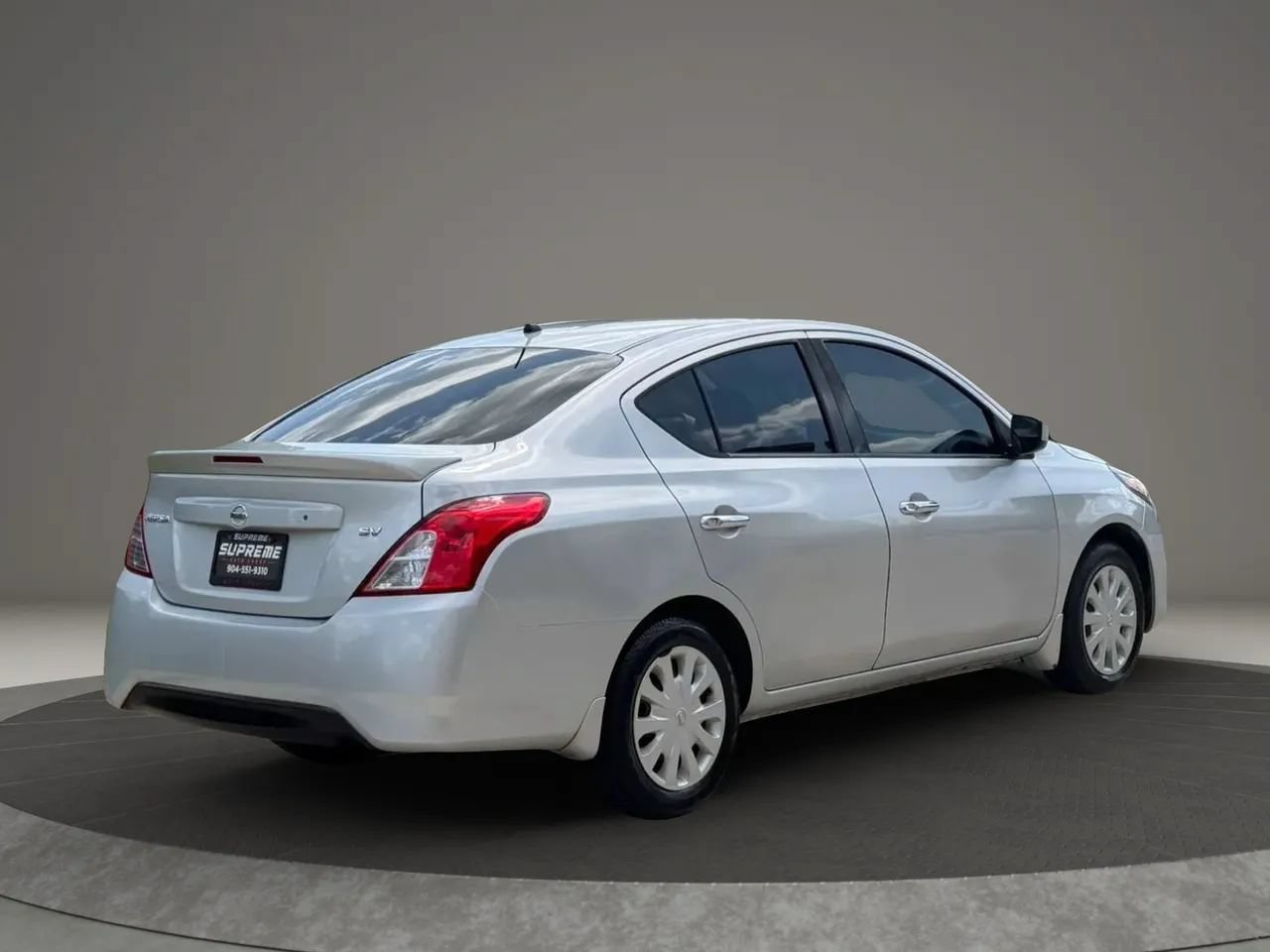 Used 2018 Nissan Versa SV FWD image 3
