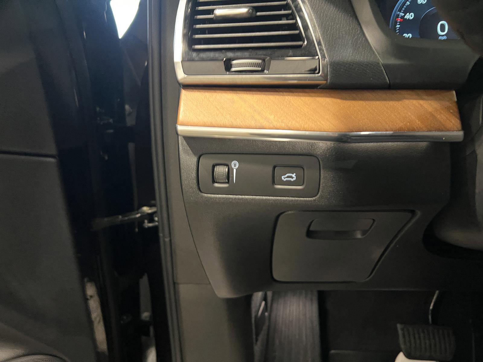 Used 2021 Volvo XC90 T6 Momentum image 15