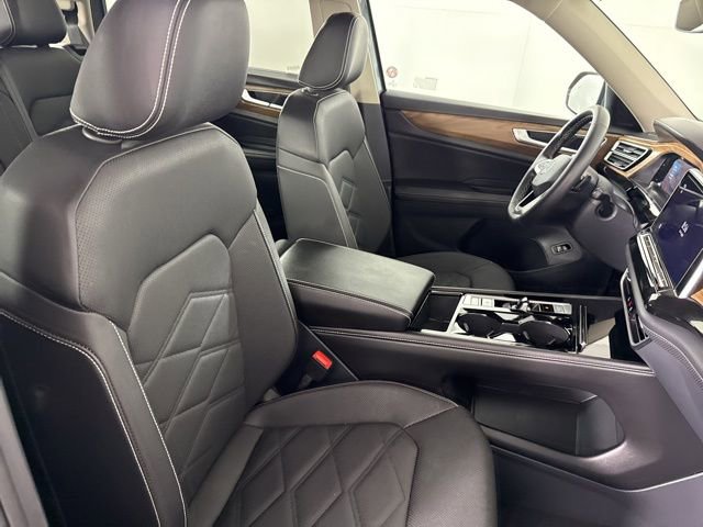 Used 2025 Volkswagen Atlas SE image 16