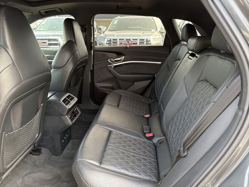 Used 2022 Audi e-tron S Prestige w/ Prestige Package image 27