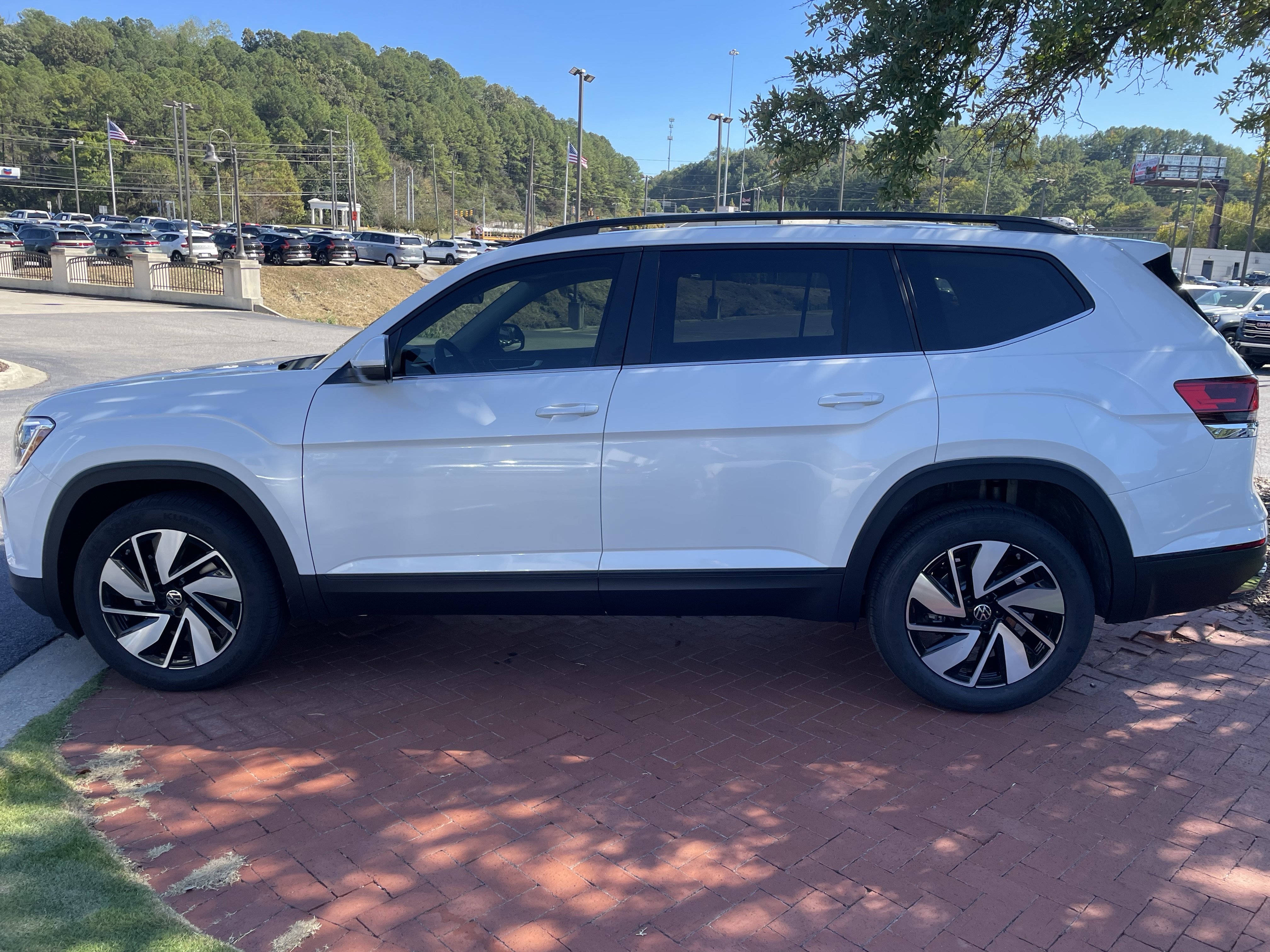 New 2026 Volkswagen Atlas SE image 7