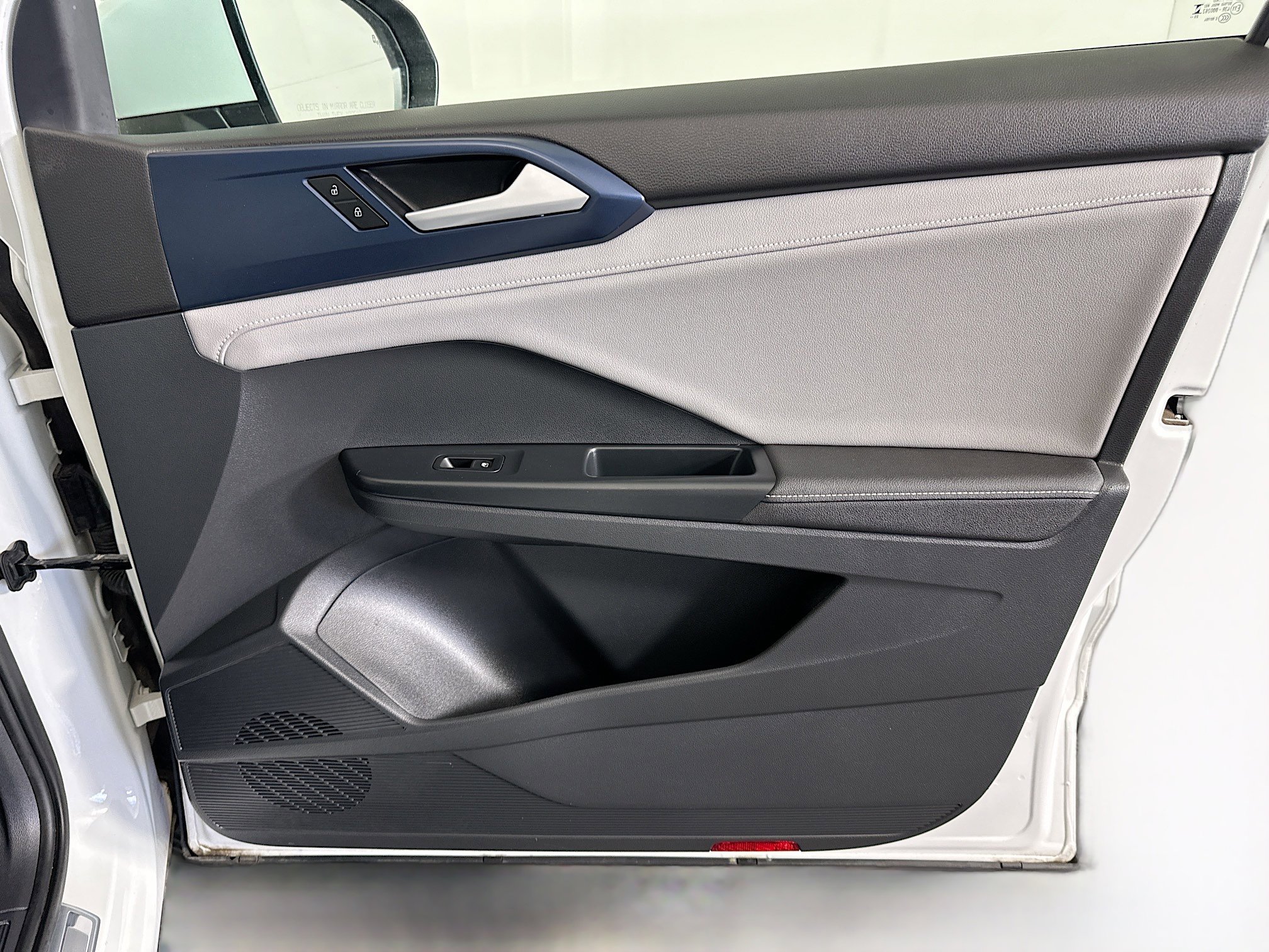 Used 2024 Volkswagen Taos SE image 31