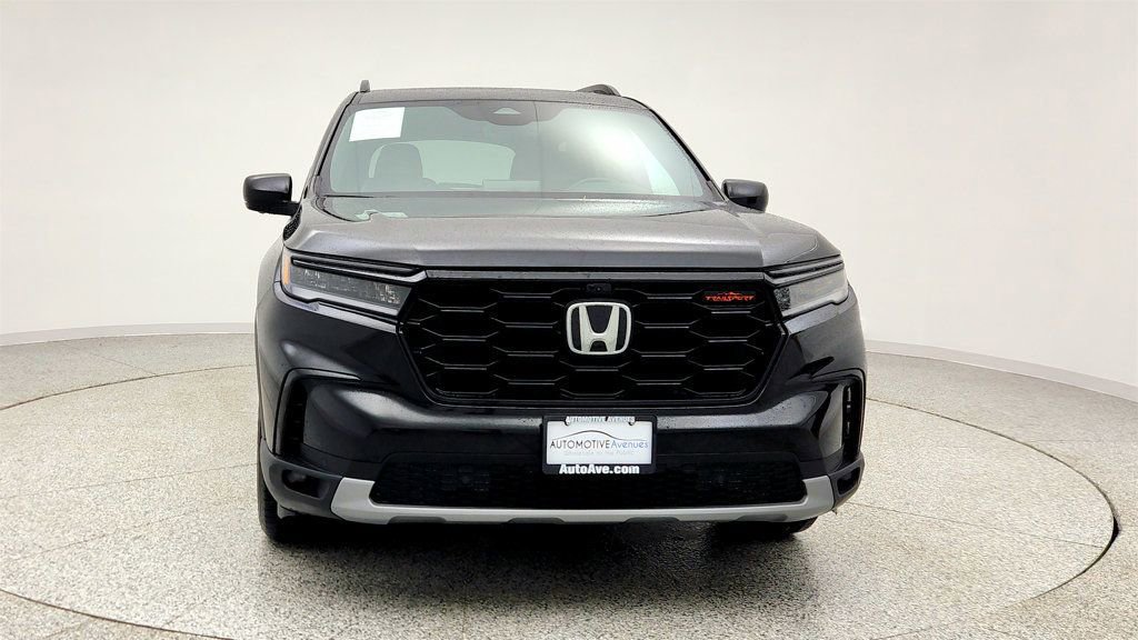 Used 2025 Honda Pilot TrailSport image 2