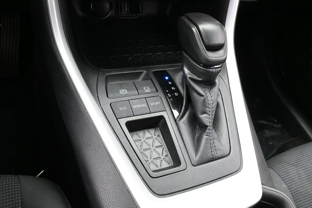Used 2021 Toyota RAV4 LE FWD image 18
