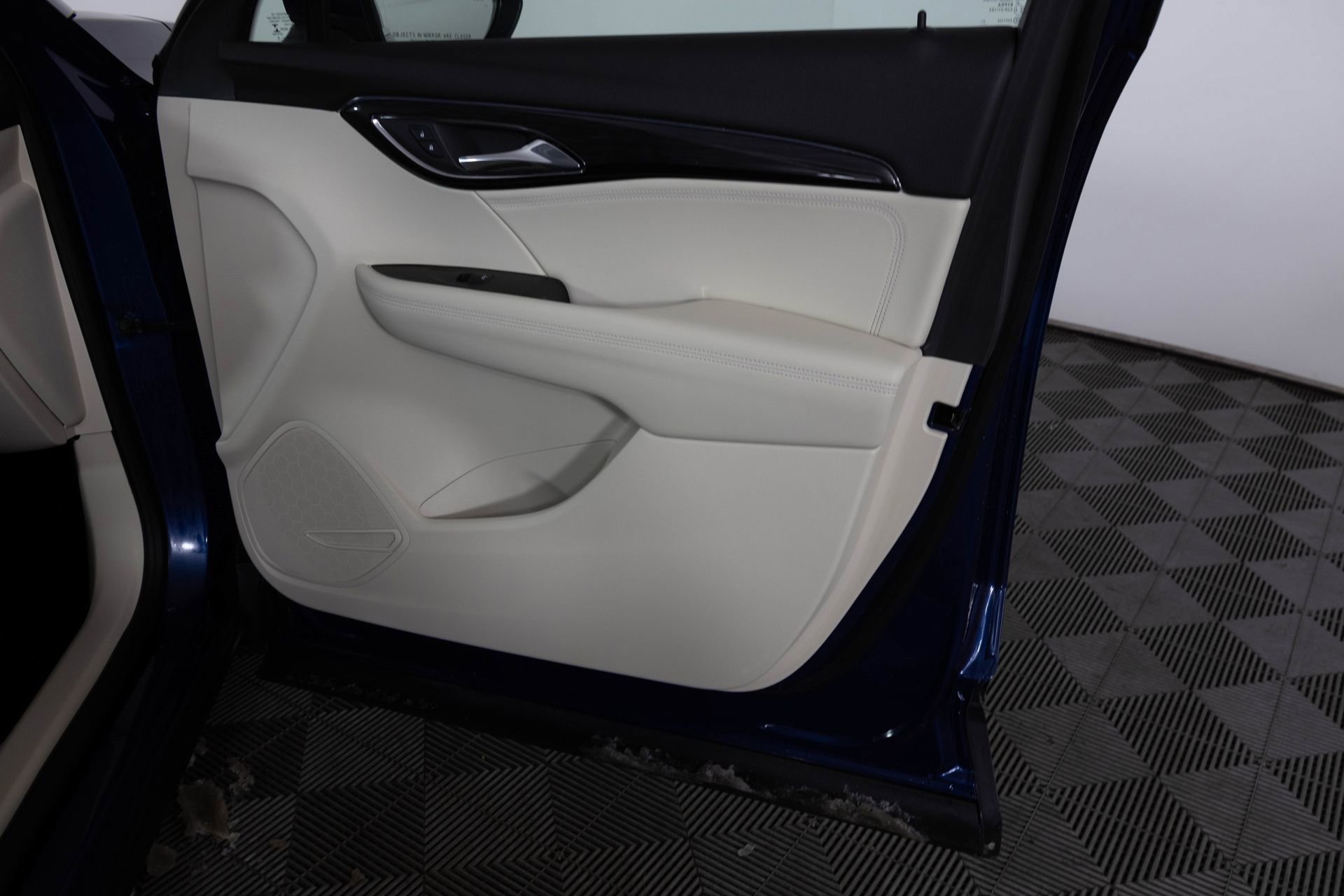 Used 2022 Buick Envision Essence w/ Safety Package image 38