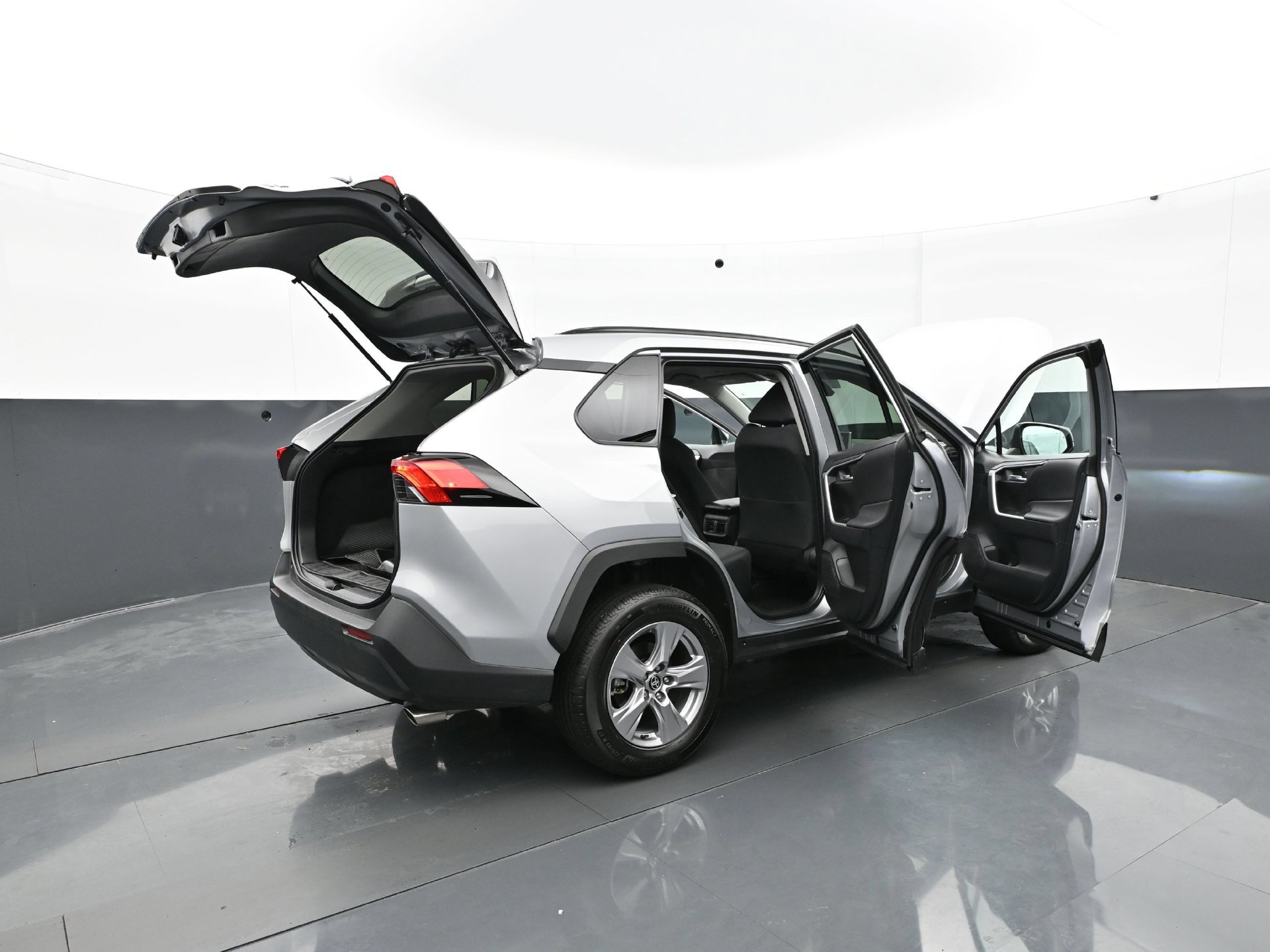 Used 2025 Toyota RAV4 XLE AWD/4WD image 39