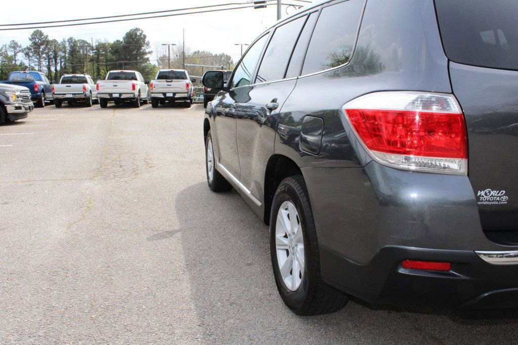 Used 2013 Toyota Highlander Plus w/ Cold Weather Pkg image 19