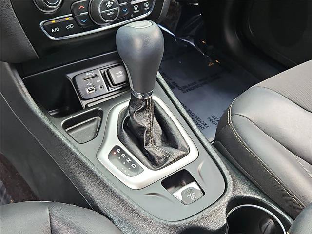 Used 2018 Jeep Cherokee Latitude Plus w/ Comfort/Convenience Group FWD image 12