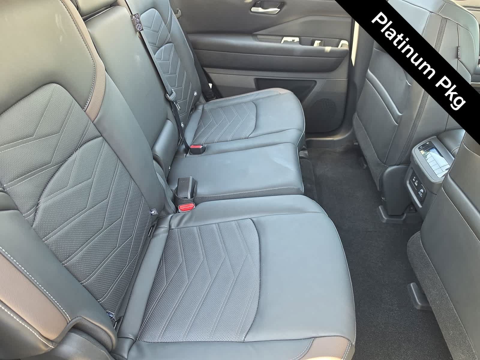 Used 2025 Nissan Pathfinder Platinum w/ Black Appearance Package FWD image 17