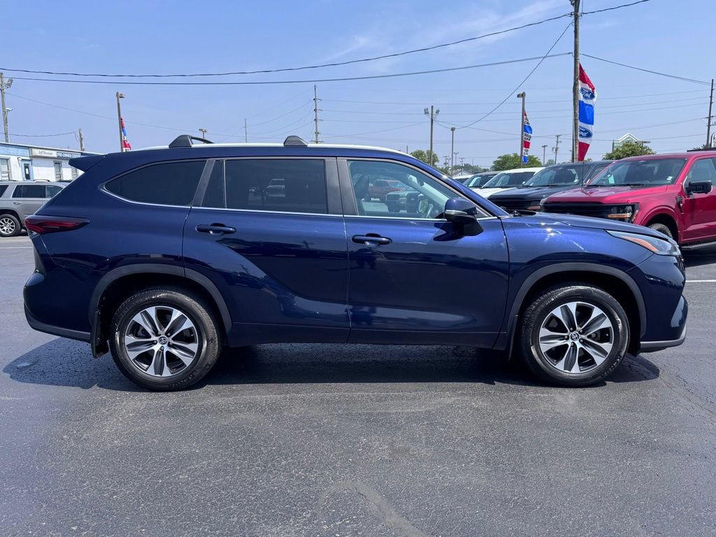 Used 2024 Toyota Highlander XLE AWD/4WD image 5