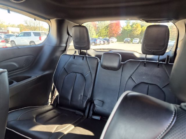 Used 2025 Chrysler Pacifica Limited FWD image 19