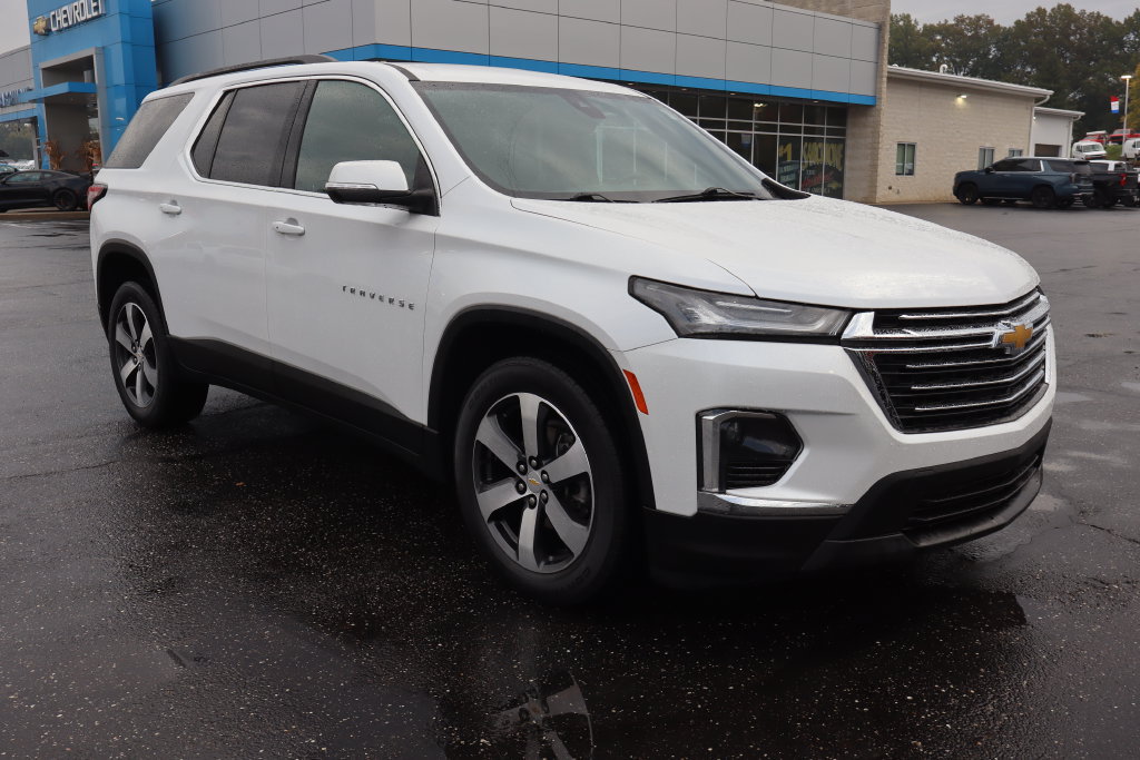 Used 2023 Chevrolet Traverse LT w/ LT Premium Package AWD/4WD image 2